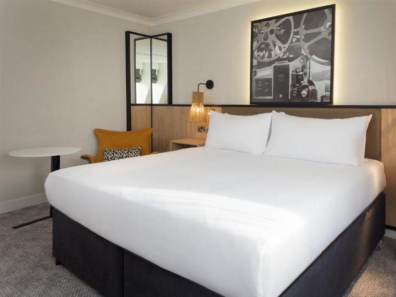 Hotel Doubletree By Hilton London Elstree à Borehamwood Extérieur photo