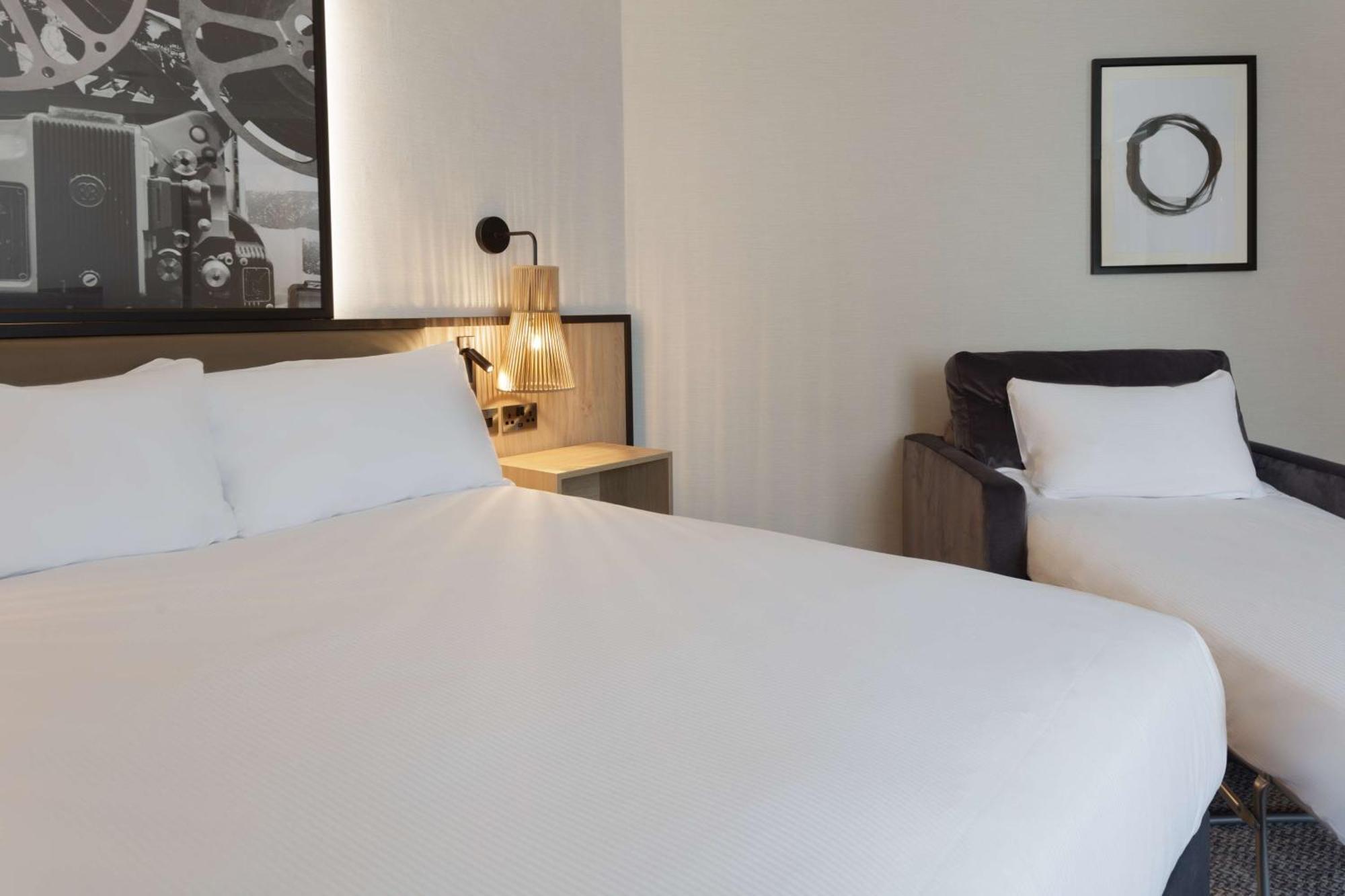 Hotel Doubletree By Hilton London Elstree à Borehamwood Extérieur photo