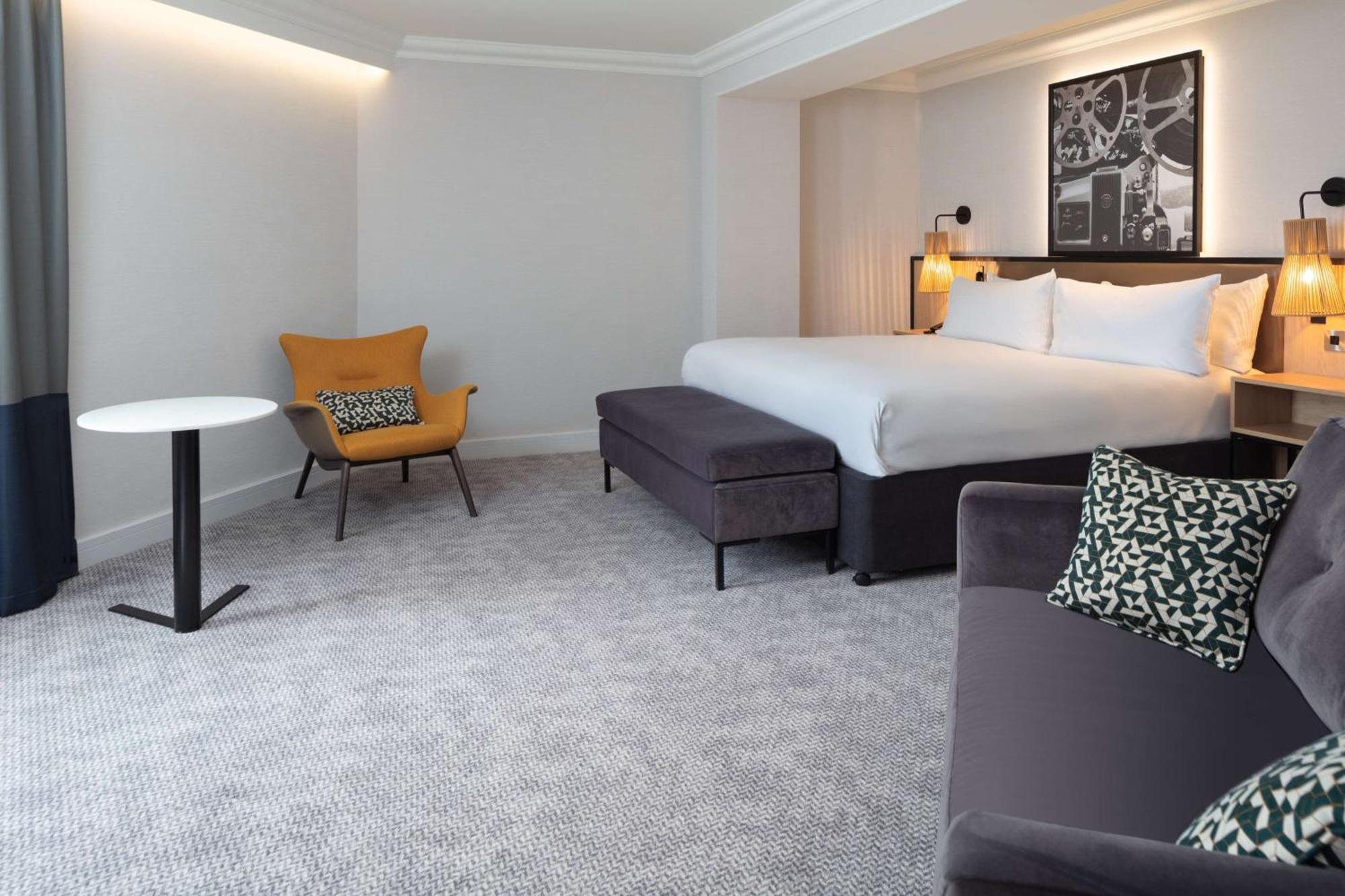 Hotel Doubletree By Hilton London Elstree à Borehamwood Extérieur photo