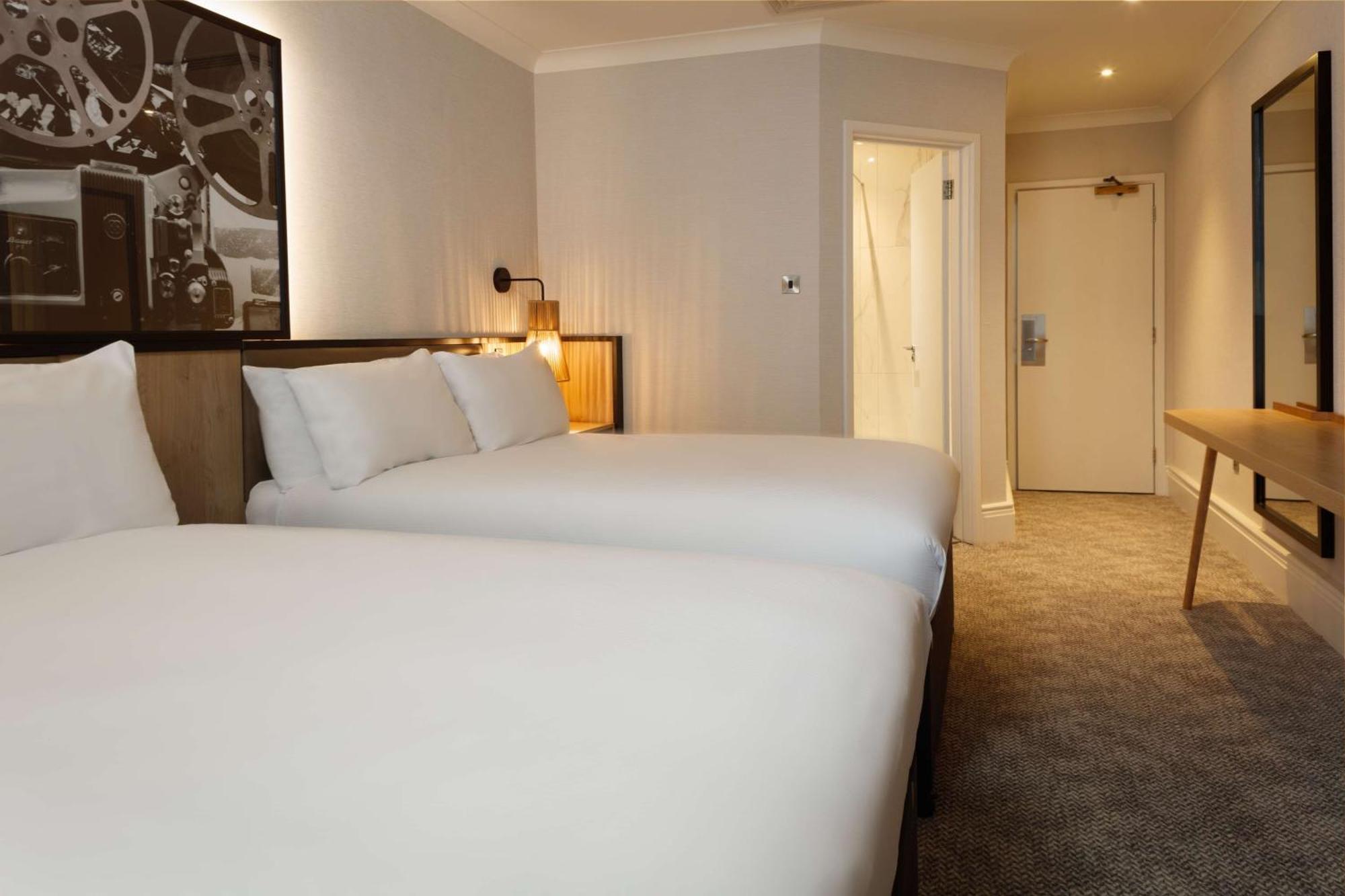 Hotel Doubletree By Hilton London Elstree à Borehamwood Extérieur photo