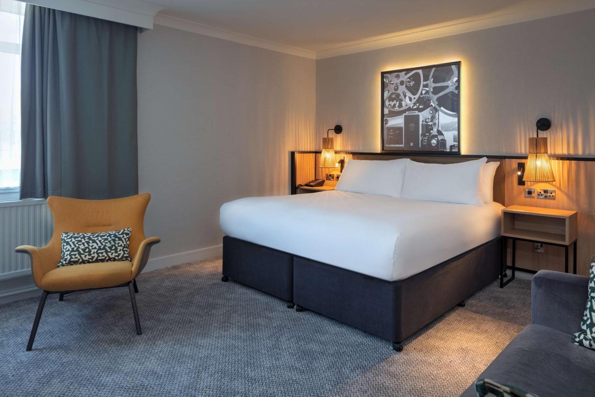 Hotel Doubletree By Hilton London Elstree à Borehamwood Extérieur photo