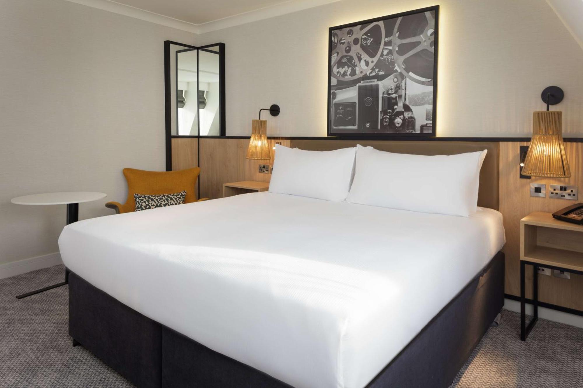 Hotel Doubletree By Hilton London Elstree à Borehamwood Extérieur photo