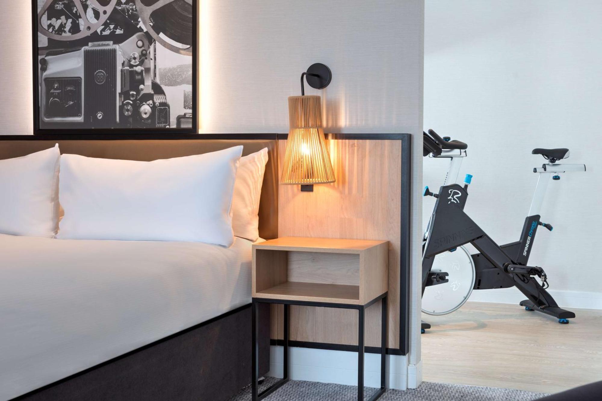 Hotel Doubletree By Hilton London Elstree à Borehamwood Extérieur photo