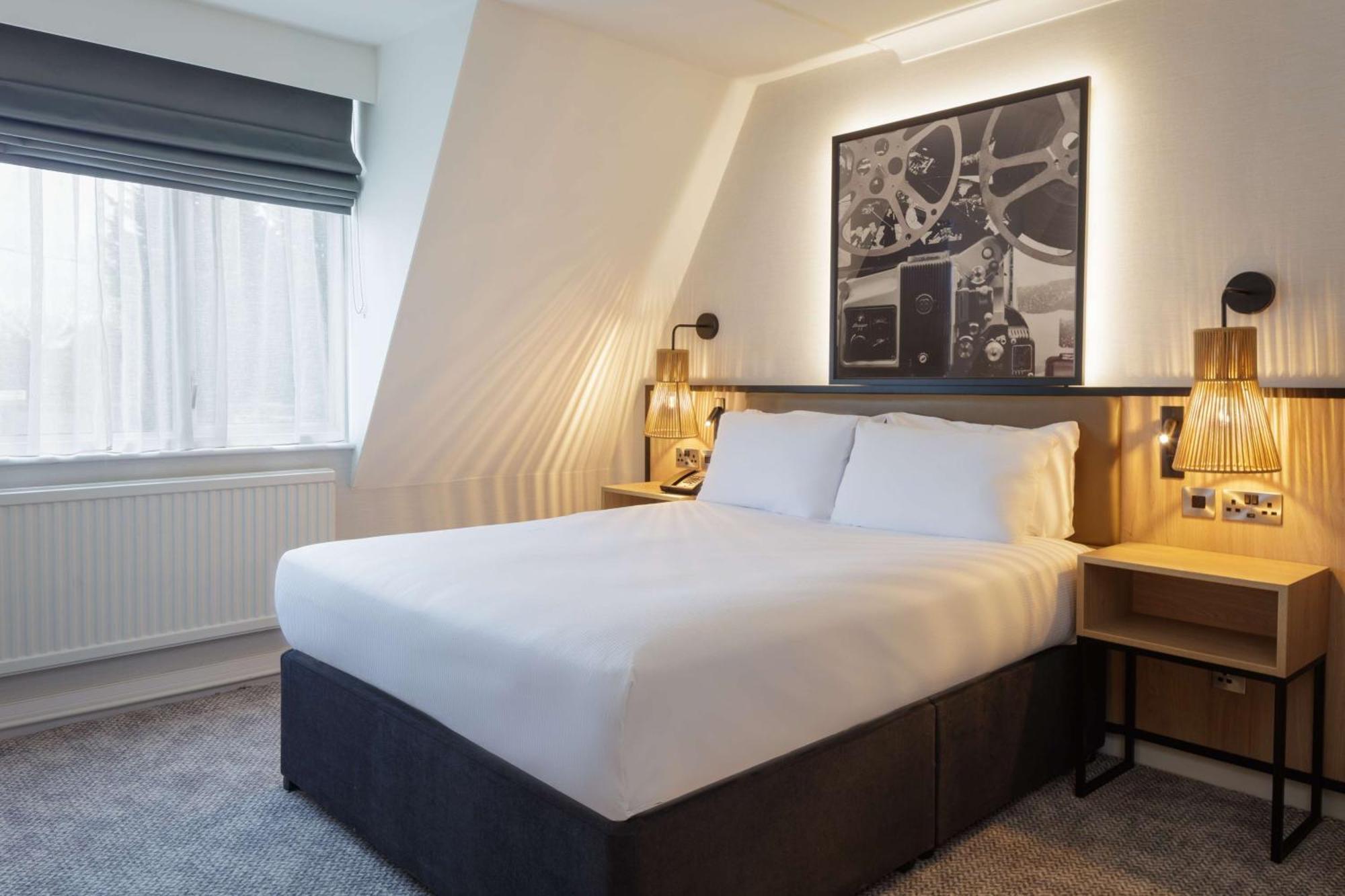 Hotel Doubletree By Hilton London Elstree à Borehamwood Extérieur photo