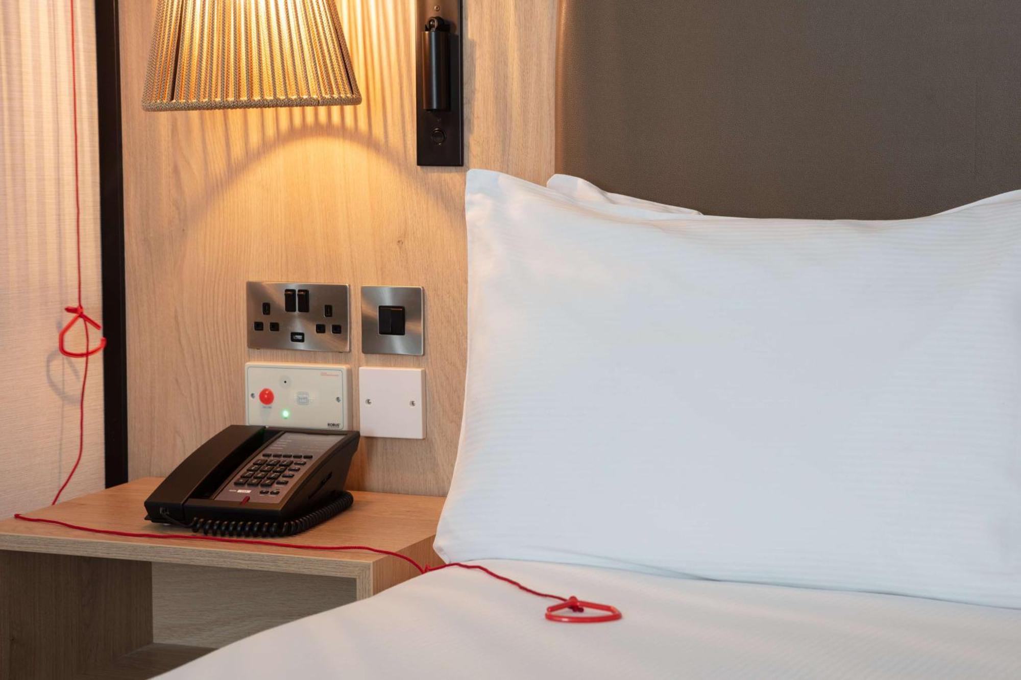 Hotel Doubletree By Hilton London Elstree à Borehamwood Extérieur photo