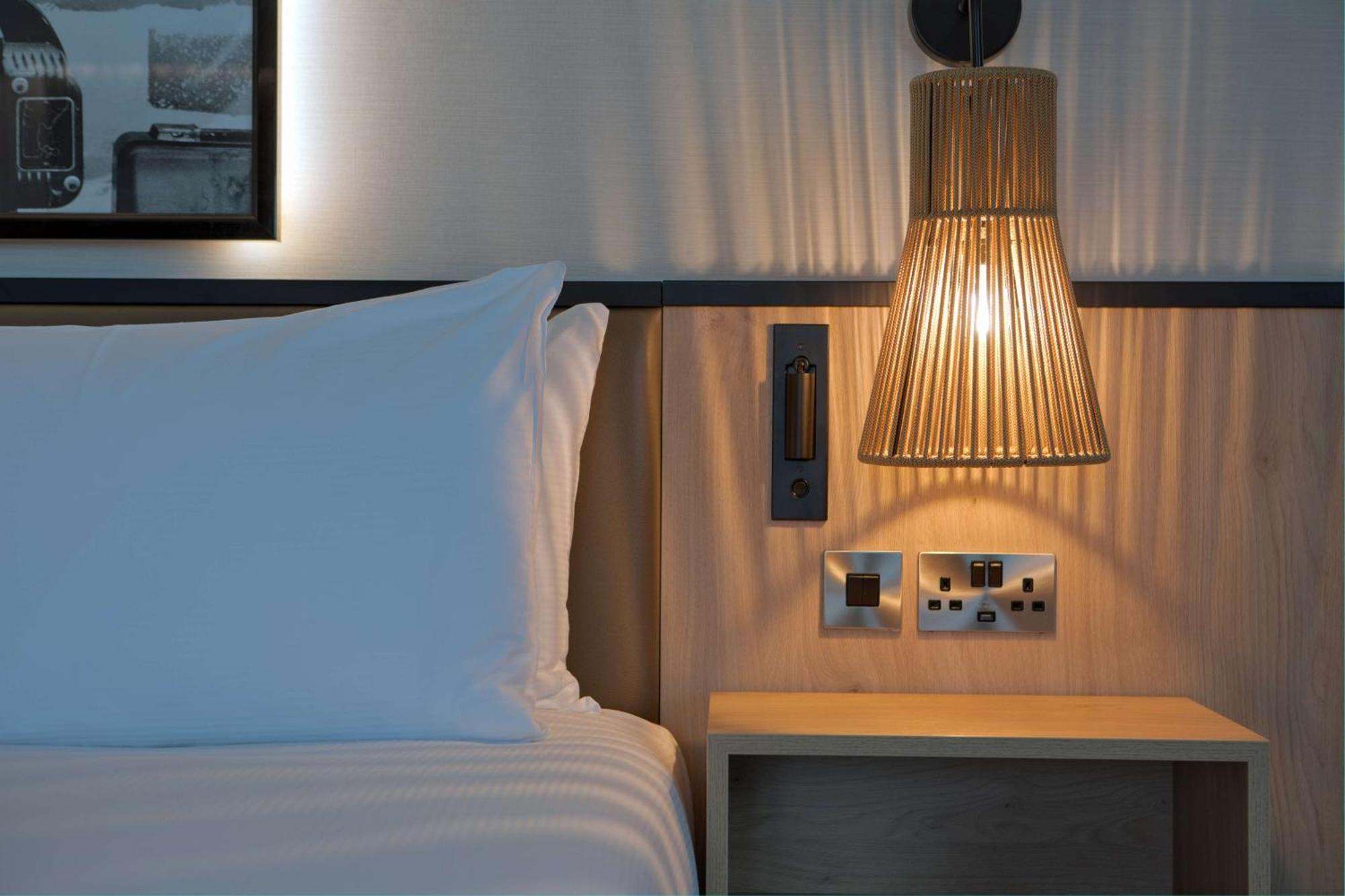 Hotel Doubletree By Hilton London Elstree à Borehamwood Extérieur photo