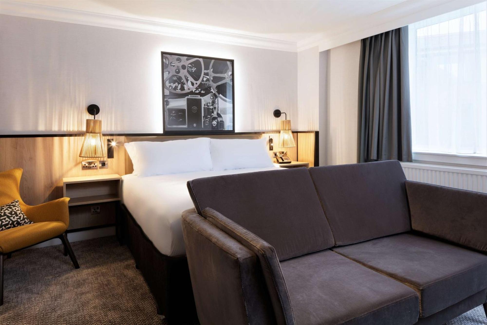 Hotel Doubletree By Hilton London Elstree à Borehamwood Extérieur photo