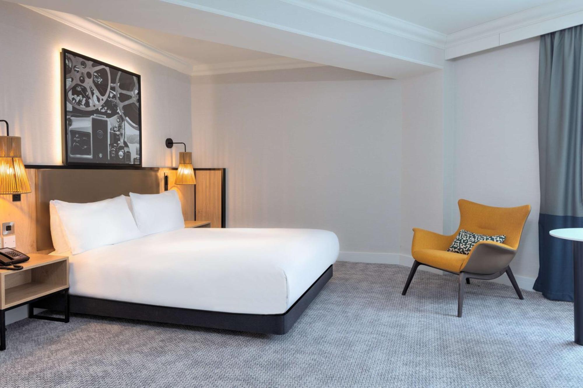 Hotel Doubletree By Hilton London Elstree à Borehamwood Extérieur photo